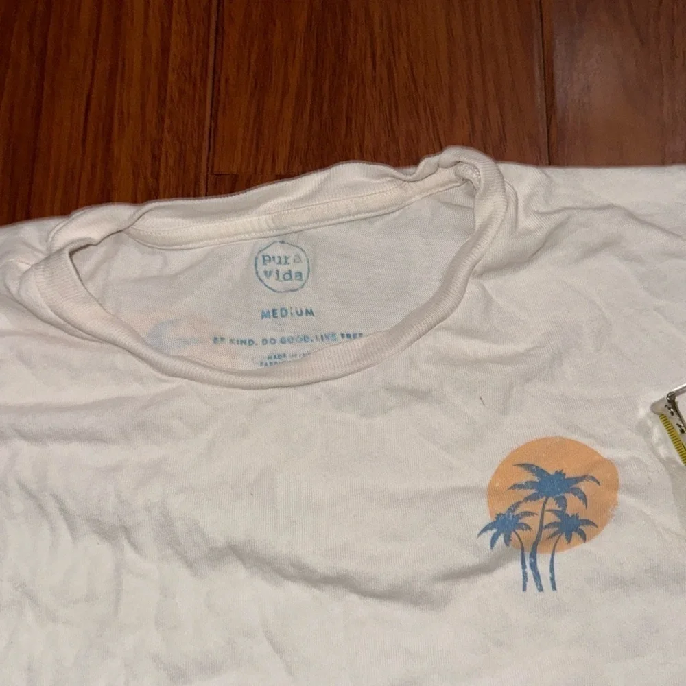 PURA VIDA Surf Tour Crop tee top t-shirt design on the back size M - Picture 3 of 8